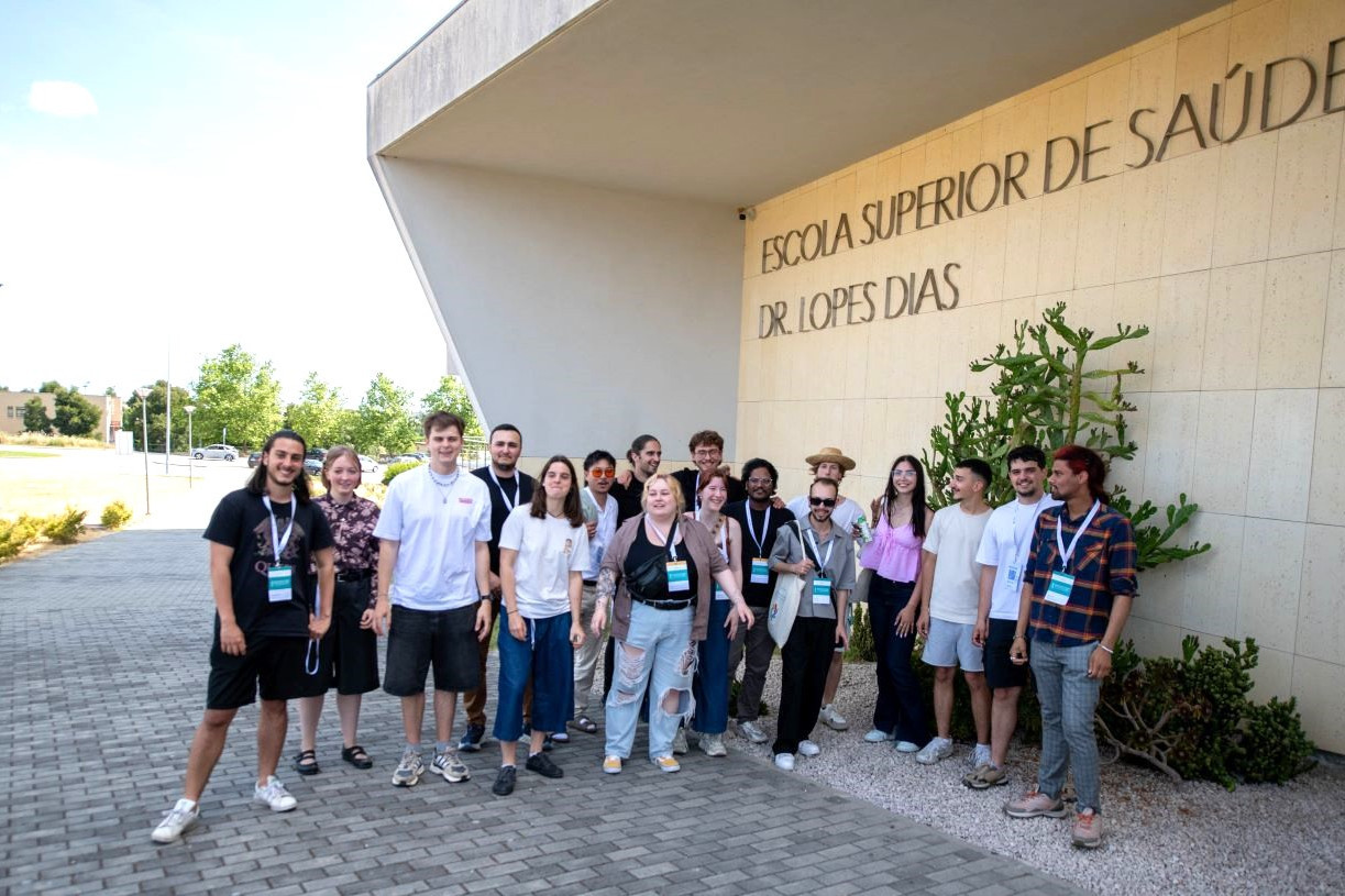 The Student Council is standing in front of the Instituto Politécnico de Castelo Branco